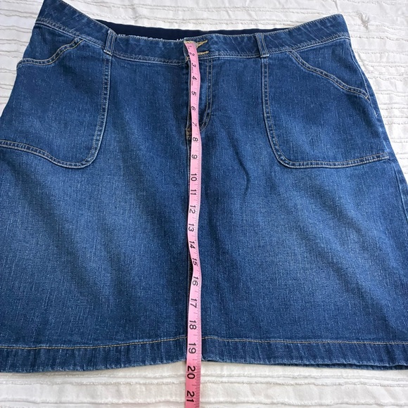 DH Denver Hayes Denim Skirt. Blue. Pockets in front. Zipper and button closure. - Picture 7 of 11